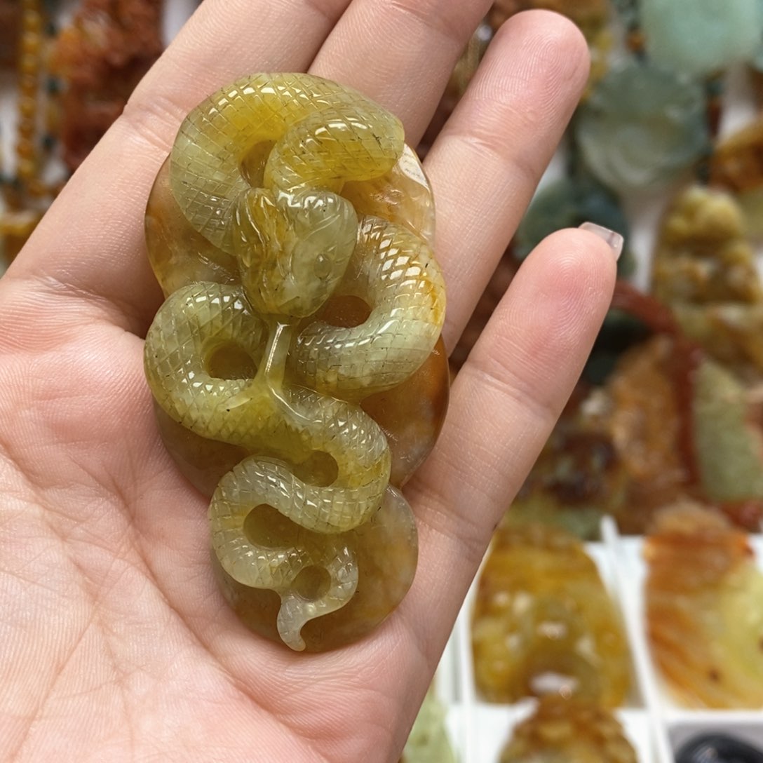 蛇纹石玉颈饰未镶嵌
