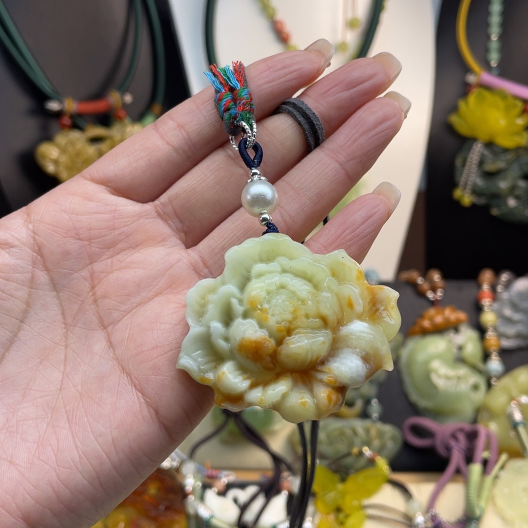 蛇纹石玉未镶嵌颈饰