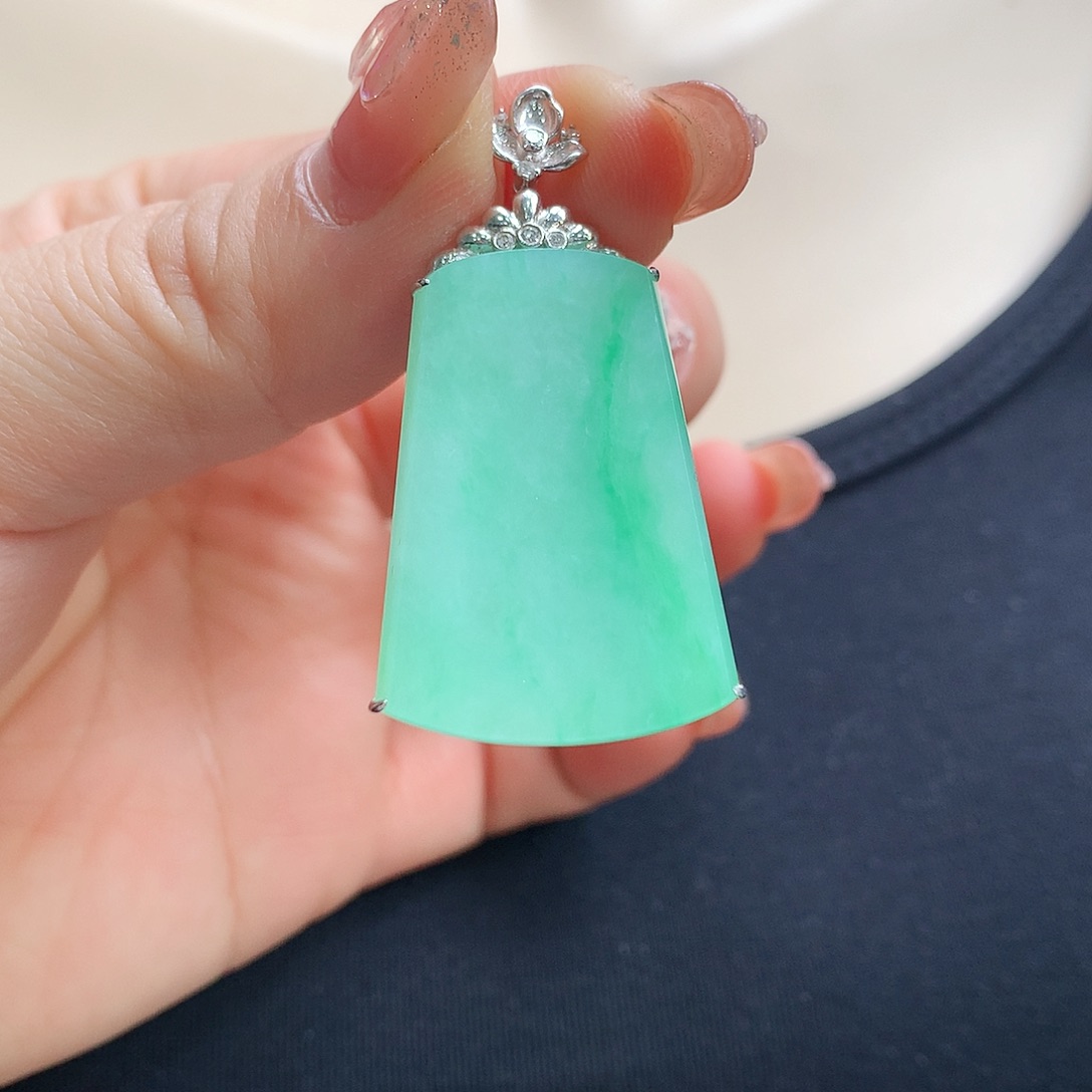 翡翠颈饰18K金镶嵌无事牌