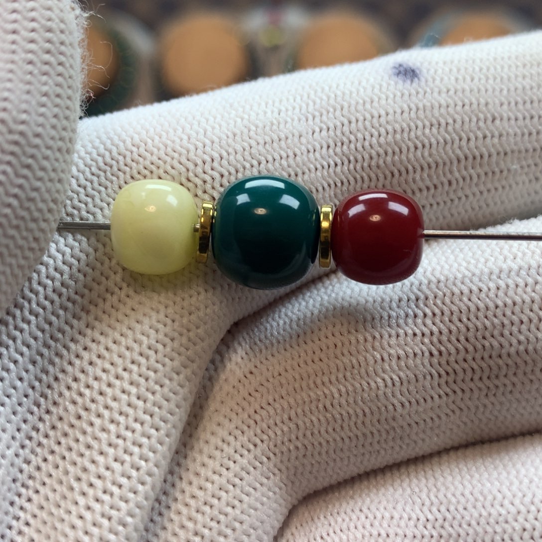 栋***琉璃颈饰红绿灯瓷白9×11×9mm