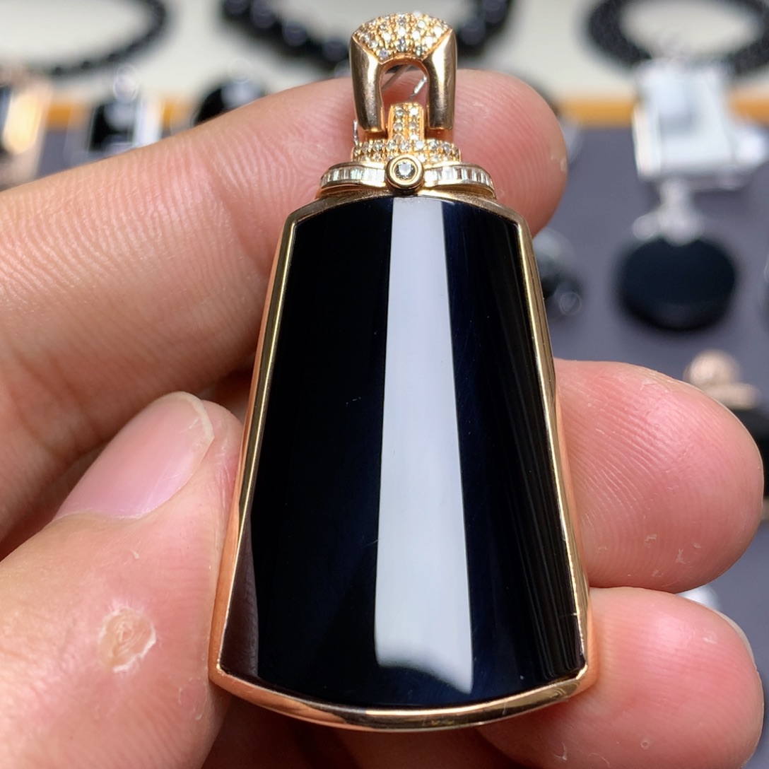 颈饰18K金镶嵌翡翠墨翠无事牌