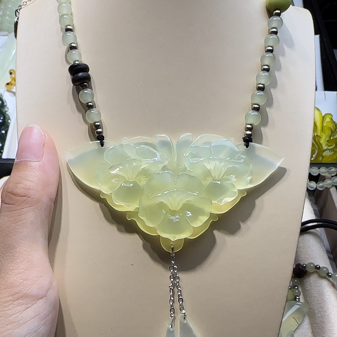 蛇纹石玉未镶嵌颈饰