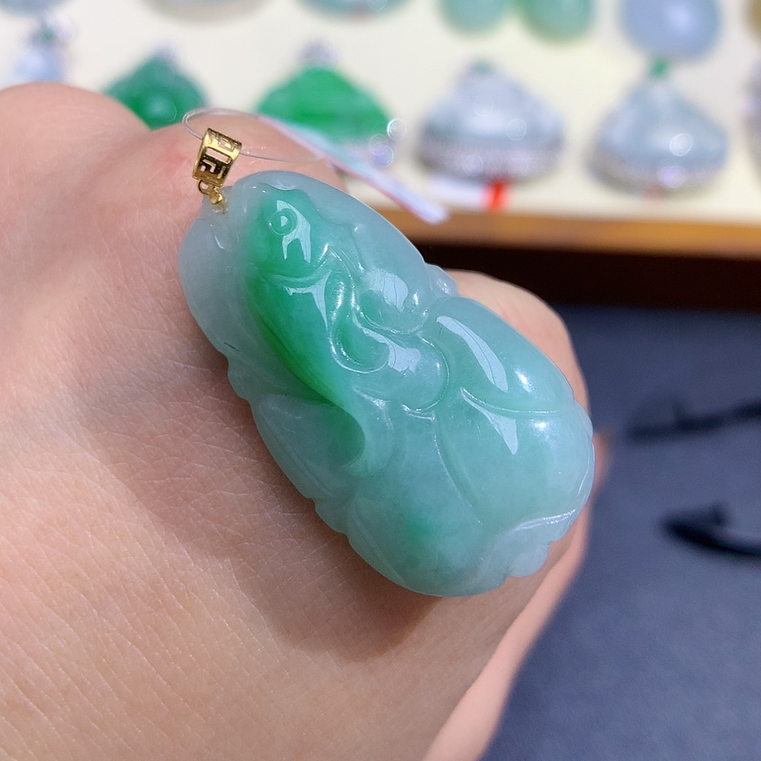 翡翠颈饰18K金镶嵌荷叶鱼