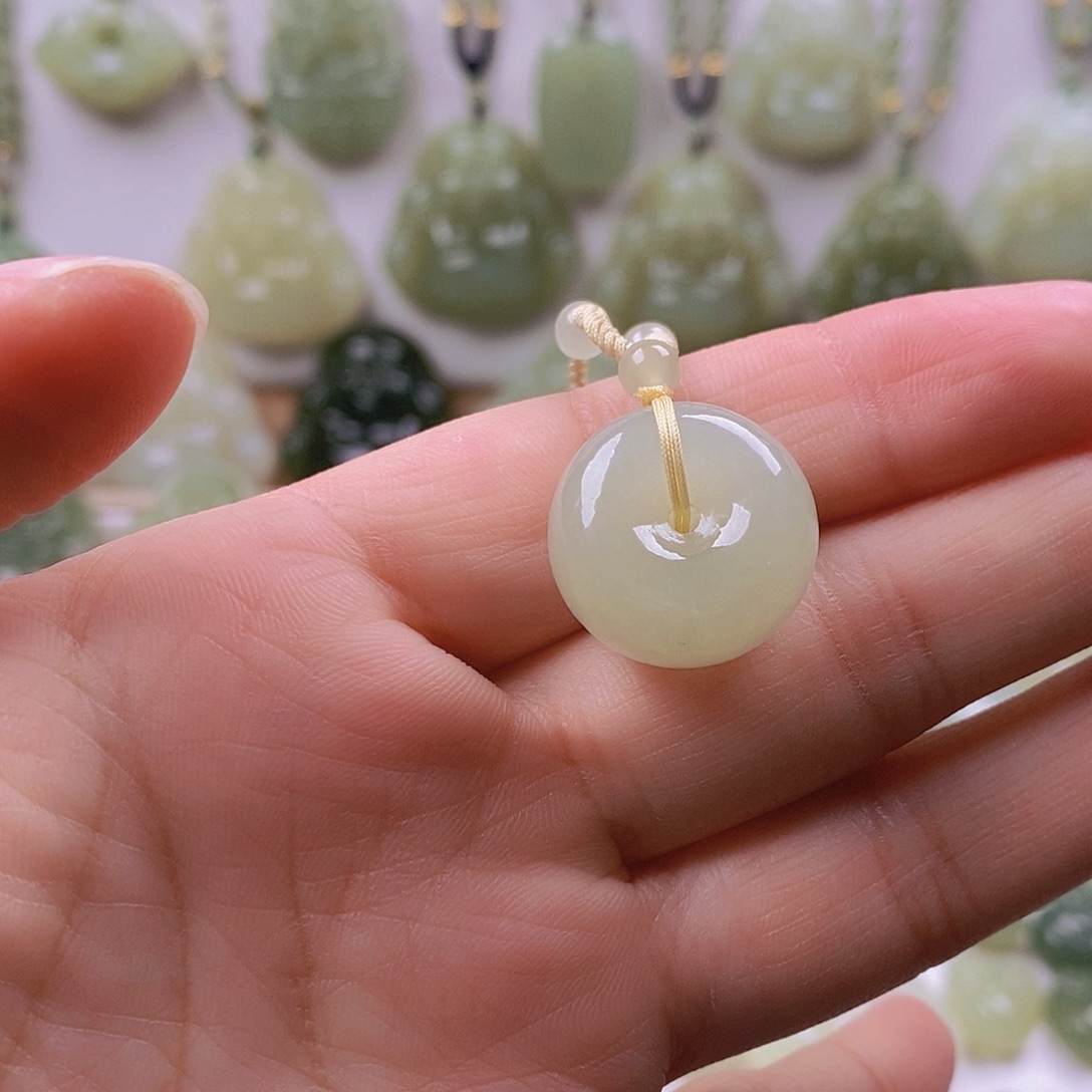 s***i和田玉未镶嵌颈饰