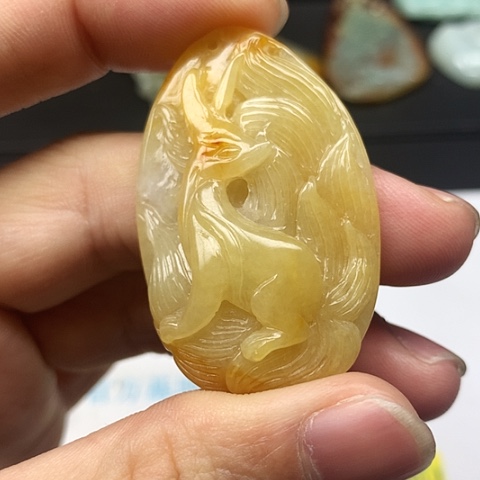 翡翠颈饰未镶嵌扎***。翡翠黄翡九尾狐