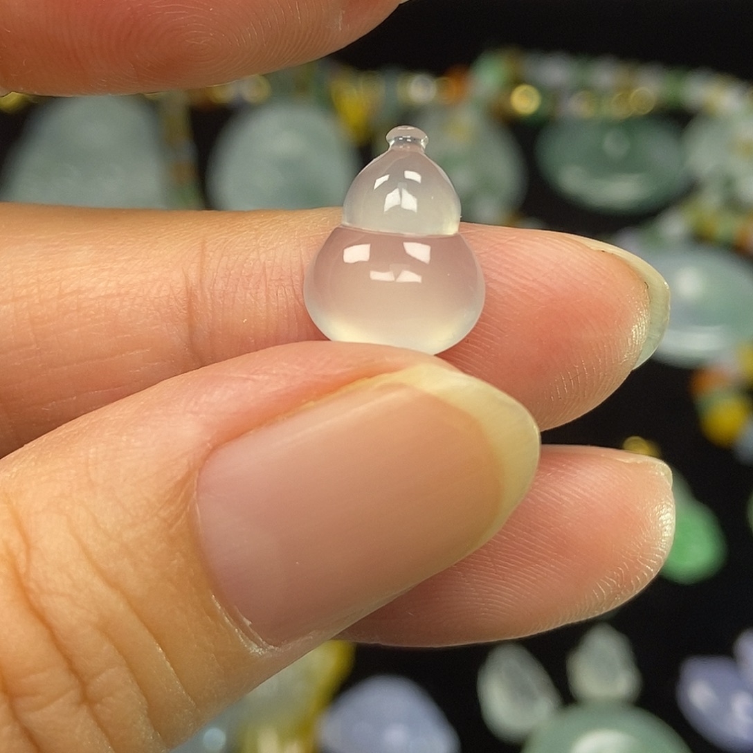 翡翠未镶嵌颈饰葫芦