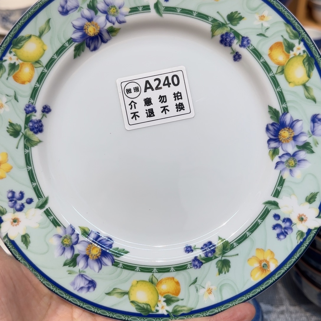 微瑕的咖啡杯里有一个小的小