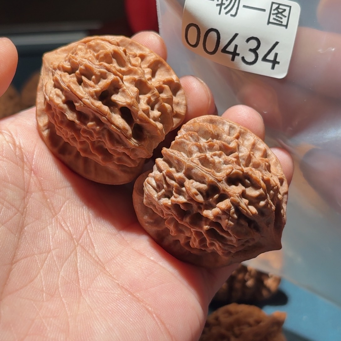 文玩核桃把件红珊瑚