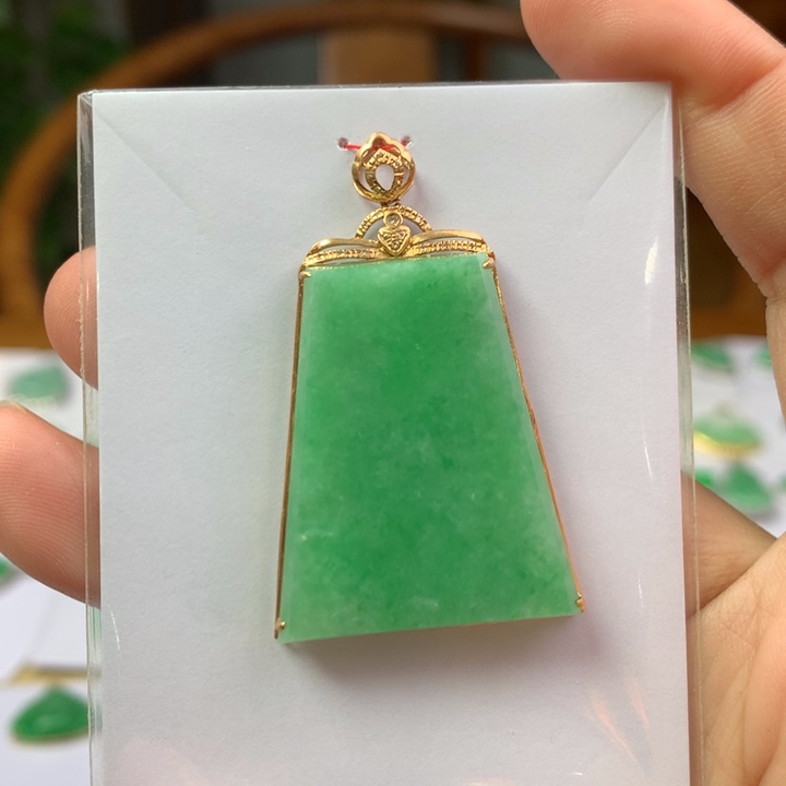 翡翠18K金镶嵌颈饰翡翠吊坠