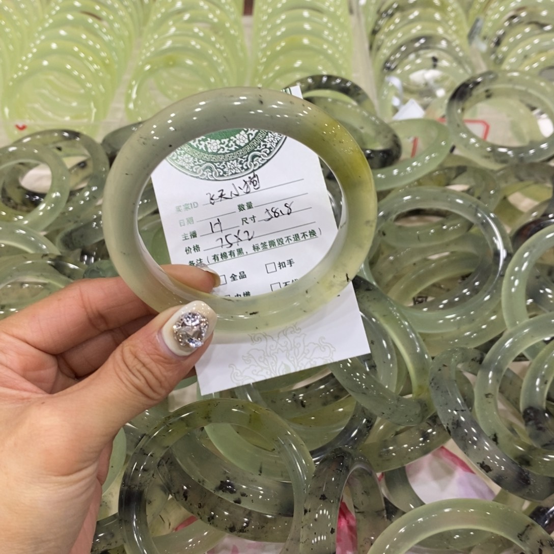 飞***狗蛇纹石玉未镶嵌手镯