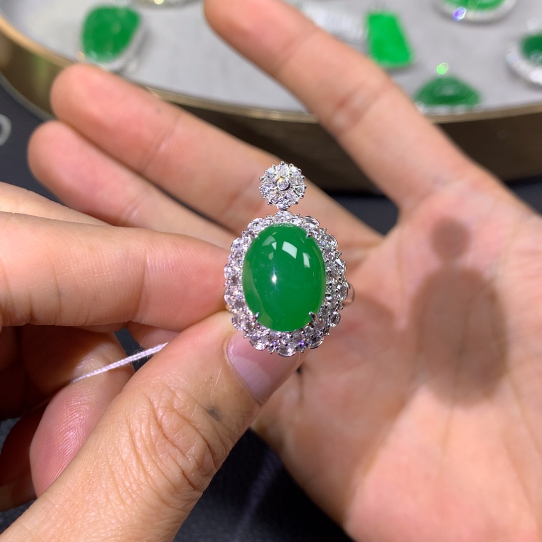 翡翠戒指18K金镶嵌翡翠