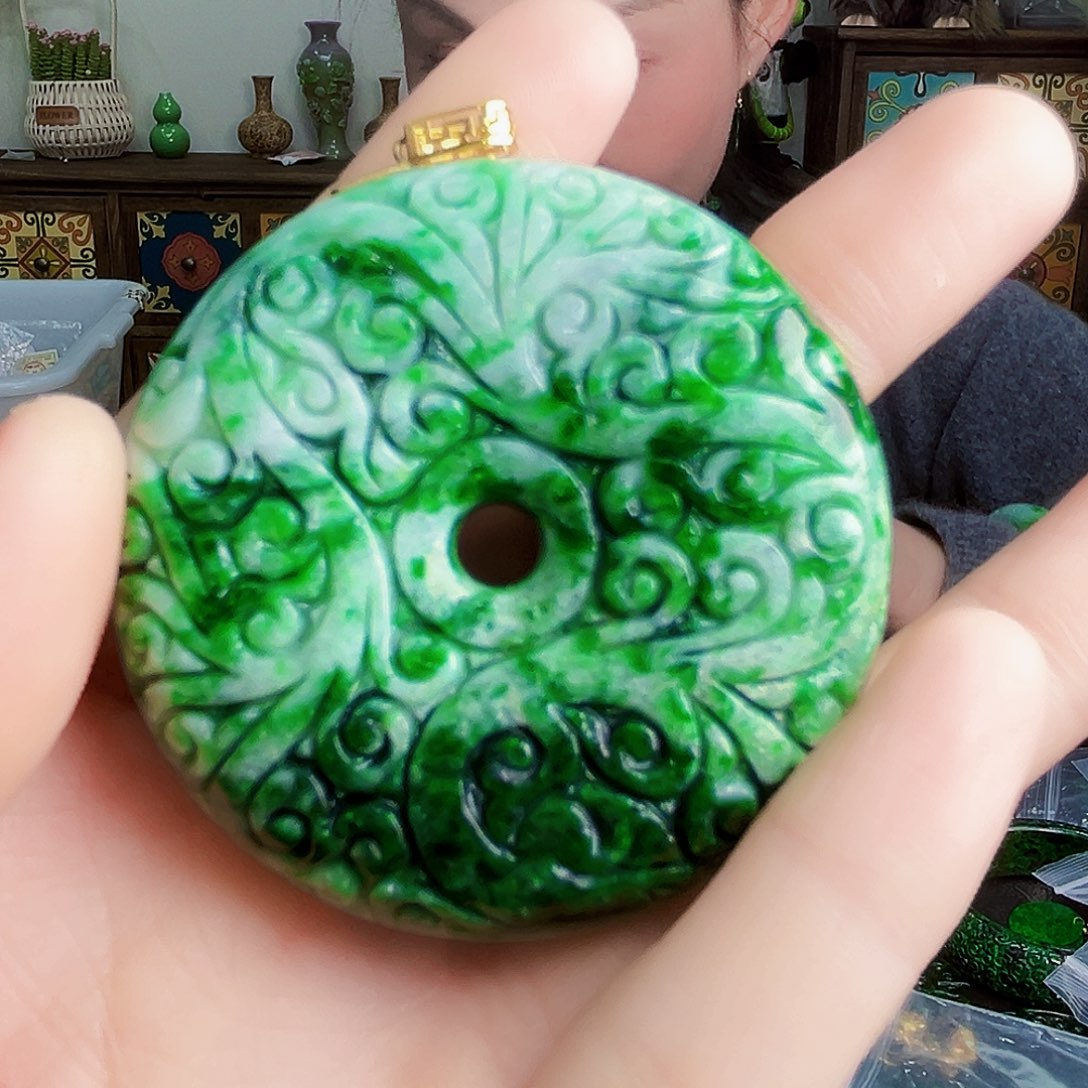 颈饰18K金镶嵌翡翠多样性