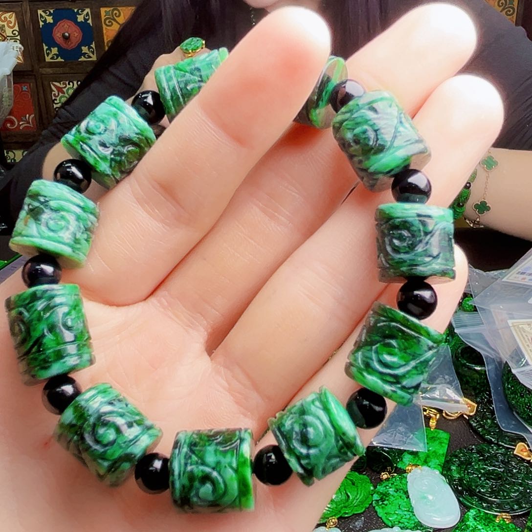 颈饰未镶嵌翡翠多样性