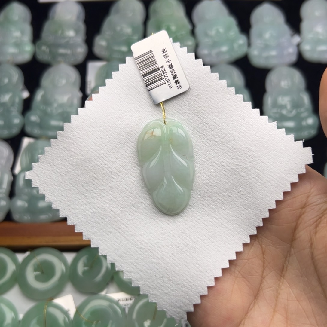颈饰未镶嵌翡翠树叶