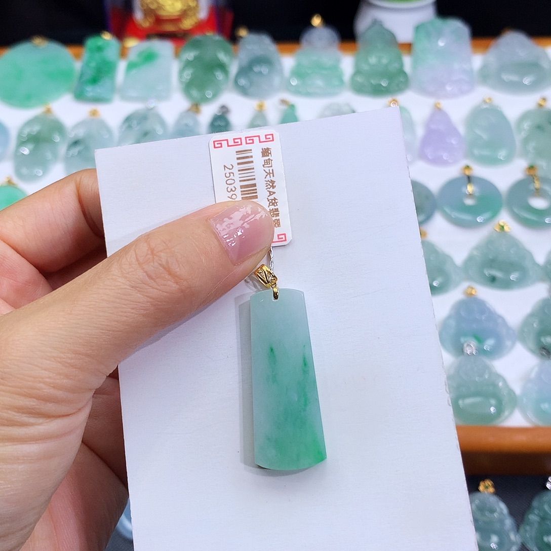 深***行翡翠18K金镶嵌颈饰翡翠吊坠