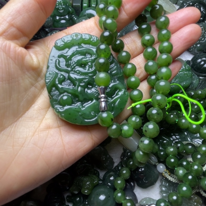 用***山和田玉未镶嵌颈饰