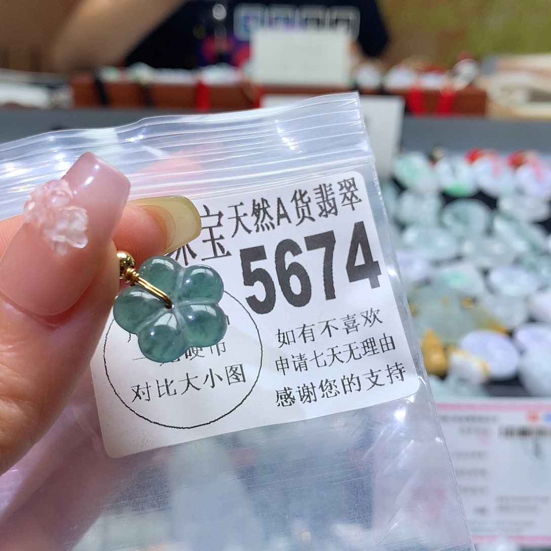 翡翠挂件未镶嵌，