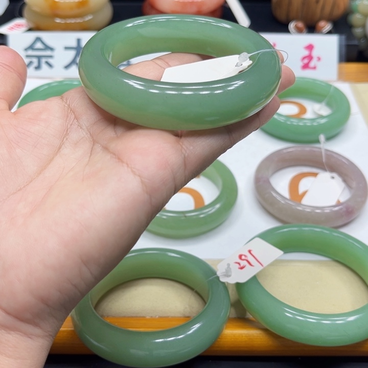 未镶嵌手镯石英质玉燕**理