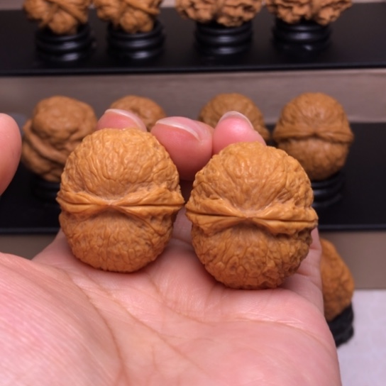 文玩核桃把件冰裂纹绣球11