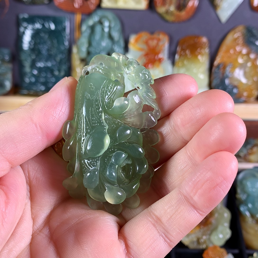 岫玉未镶嵌吊坠(赠链)