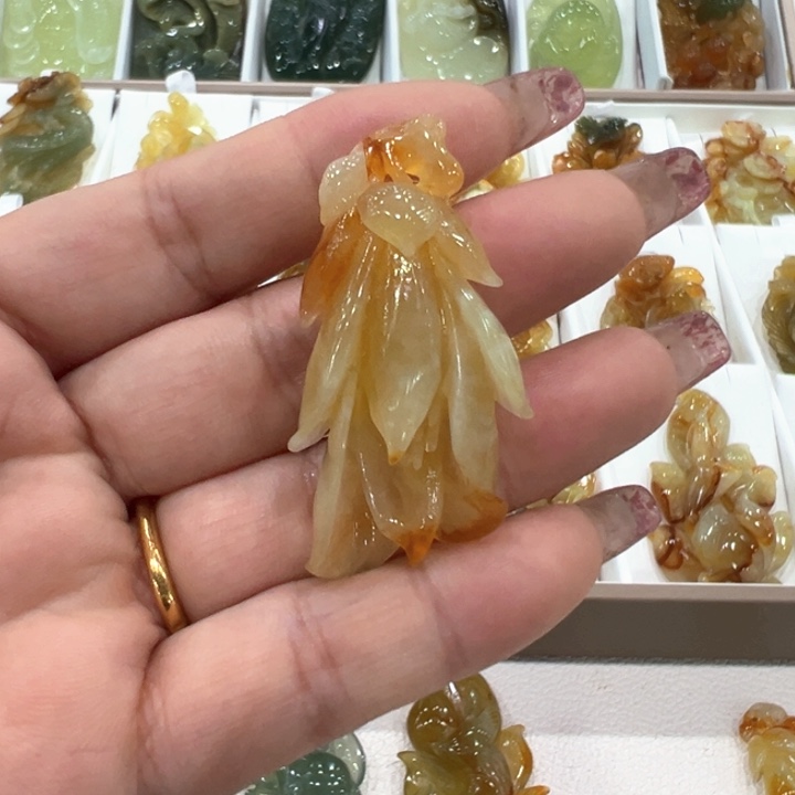 蛇纹石玉未镶嵌颈饰