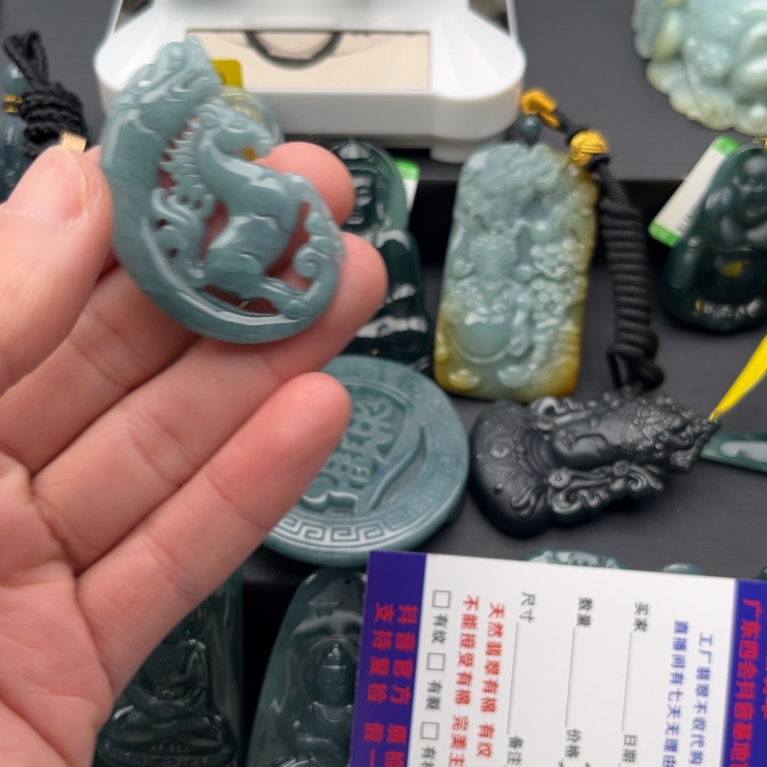 每***路翡翠未镶嵌颈饰马