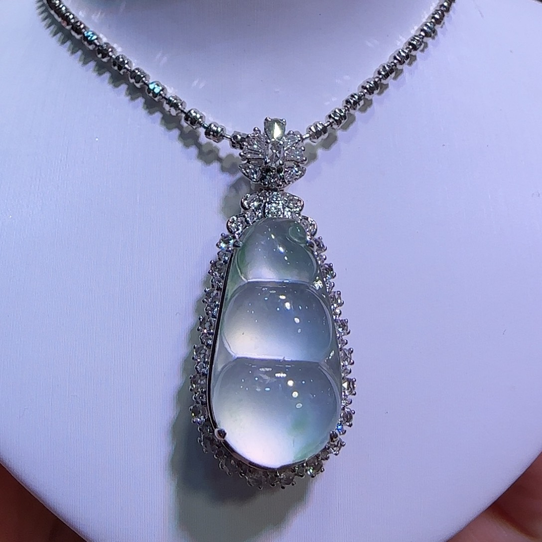 翡翠吊坠(不含链)18K金镶嵌福豆