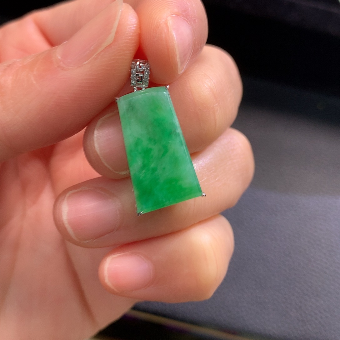 翡翠颈饰18K金镶嵌无事牌