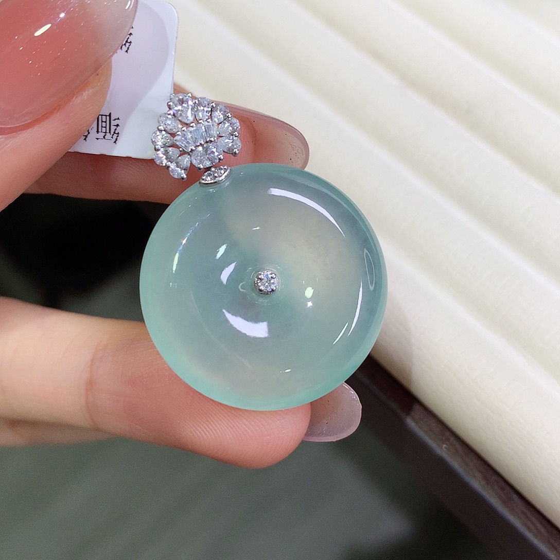 翡翠18K金镶嵌颈饰