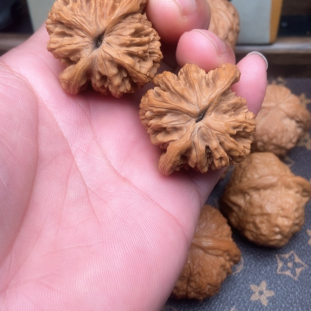 文玩核桃吊坠虎头