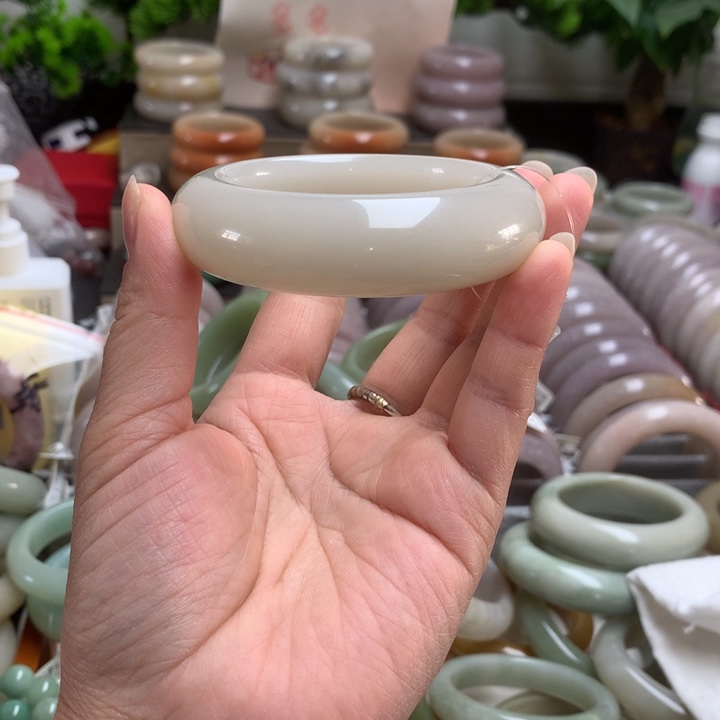 贾***清石英质玉未镶嵌手镯