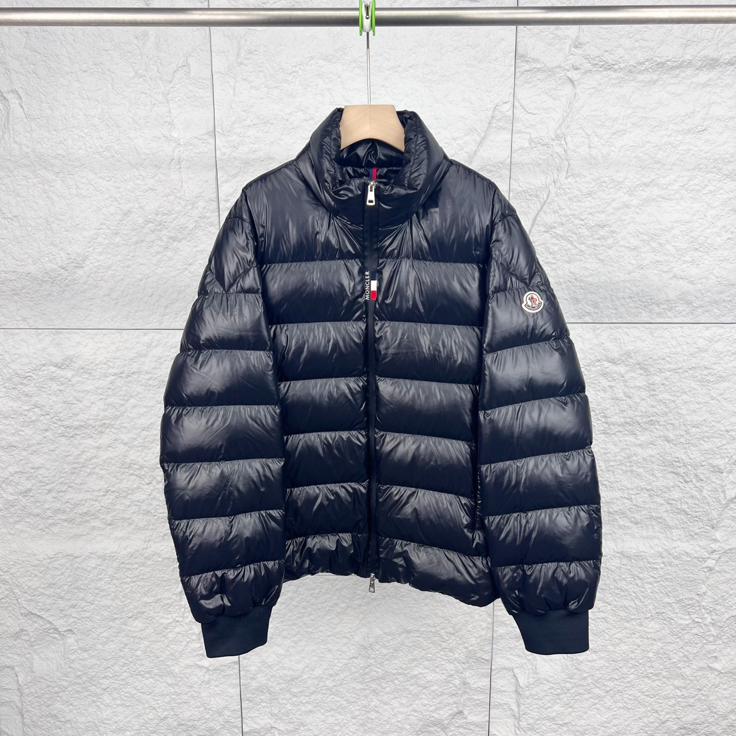 99新 MONCLER 5码/黑色彩标白鹅绒亮面羽绒服/12989010