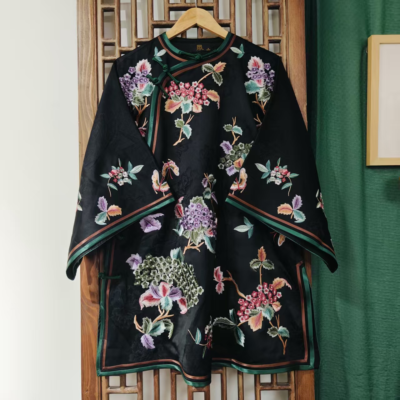 （ LS662-11）凤徕兮定制黑色牡丹底彩色绣球花刺绣斜襟盘扣太太服