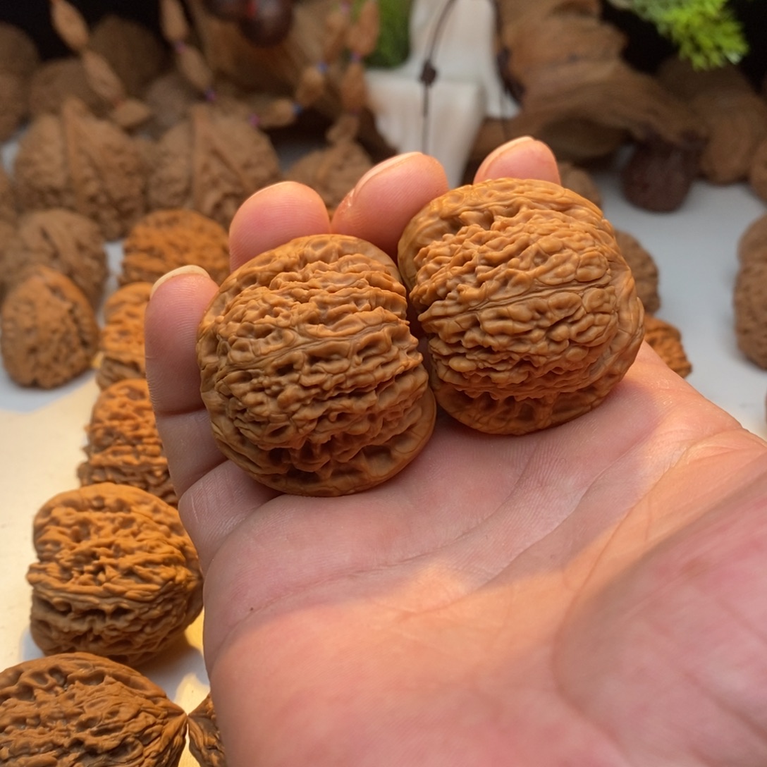 Y***。文玩核桃吊坠粗楞南疆石42