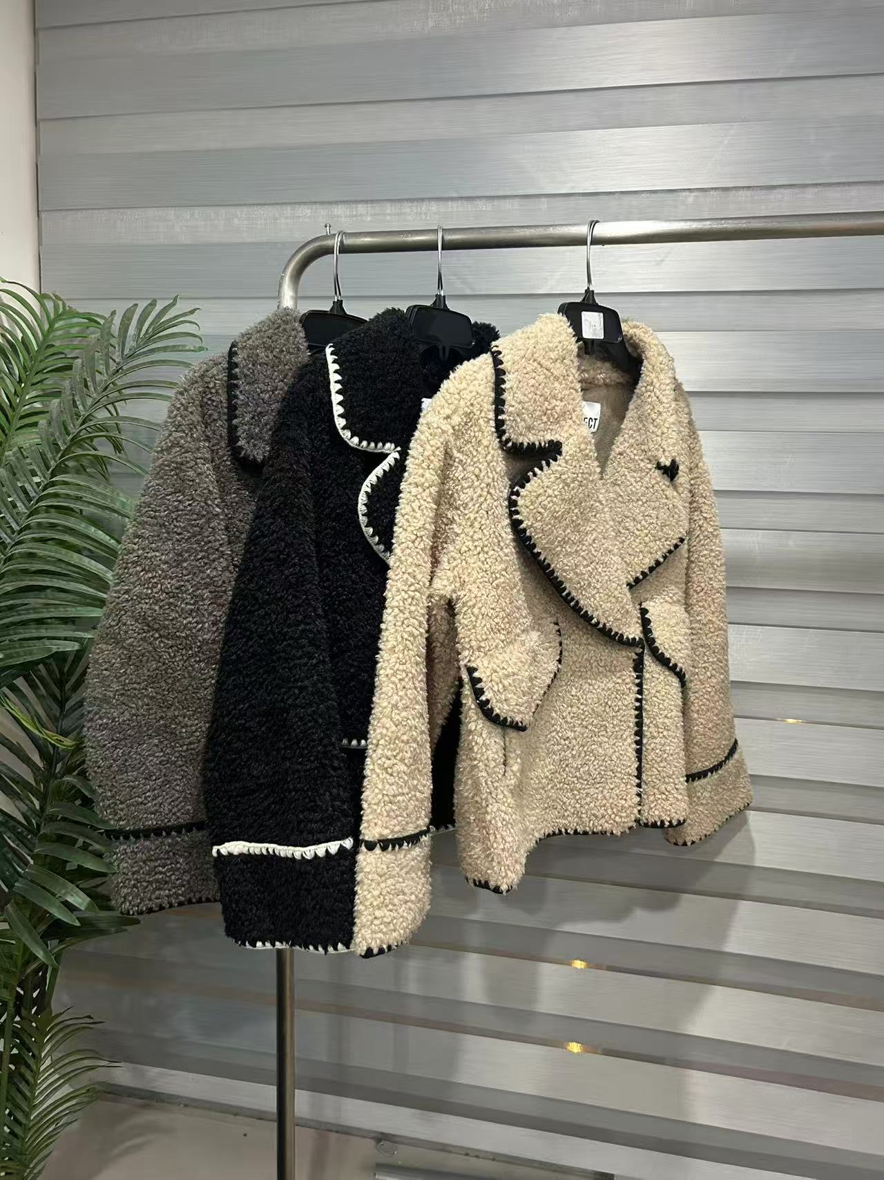 氛围很到位！欧洲小众设计师单品手工贝壳扣外套