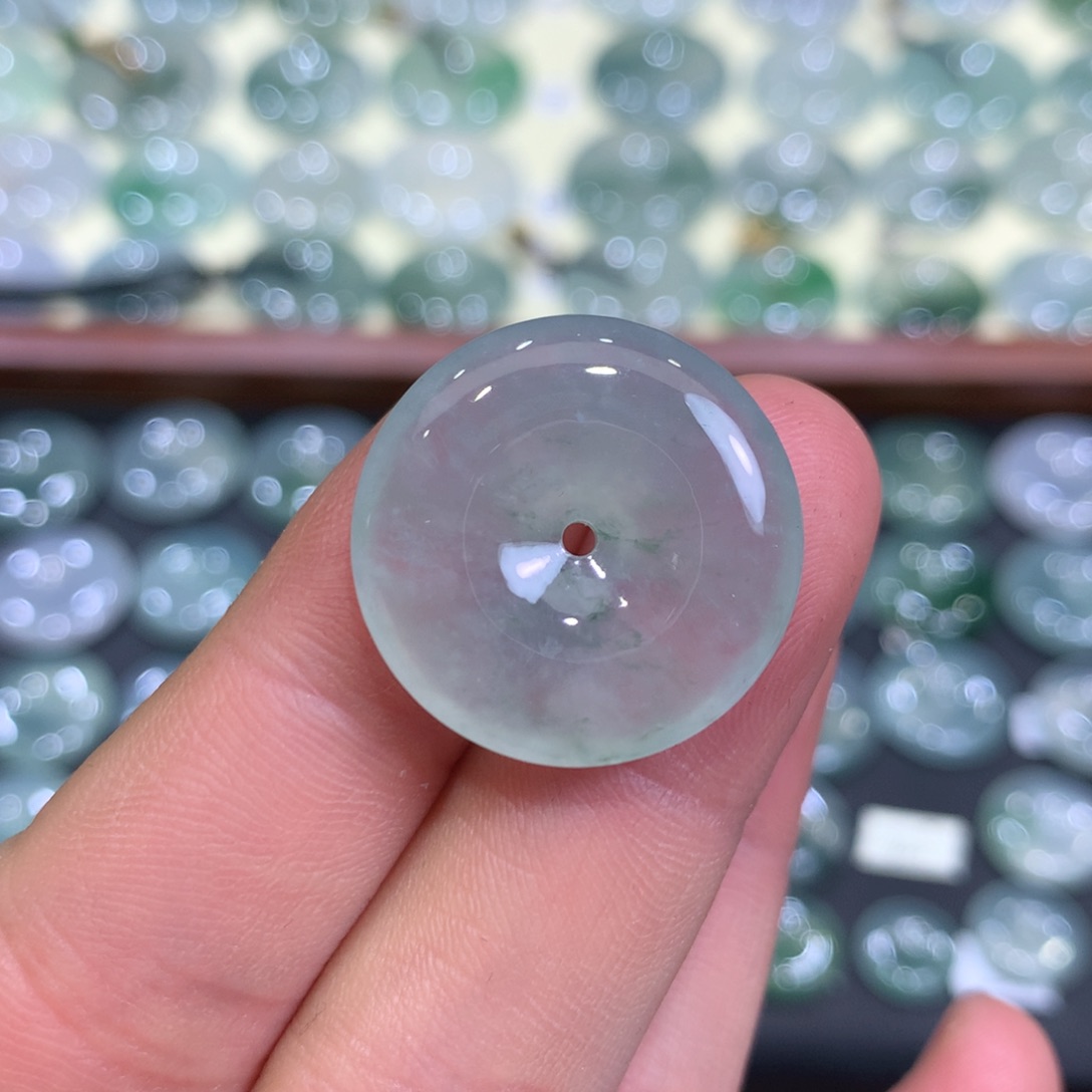 翡翠颈饰未镶嵌平安扣