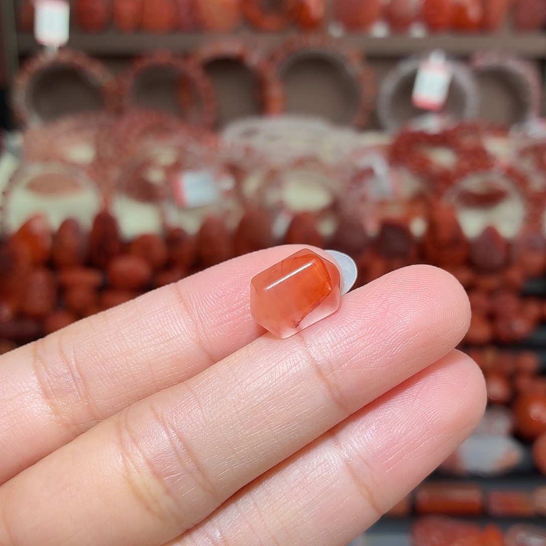 南红玛瑙未镶嵌颈饰六棱珠13*8+