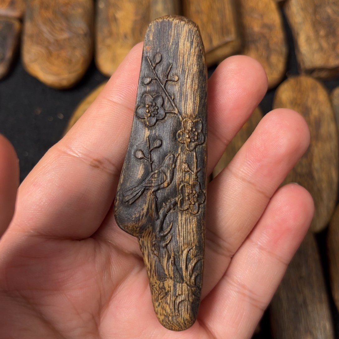 沉香吊坠奇楠沉香原材料无事牌雕刻吊坠一个