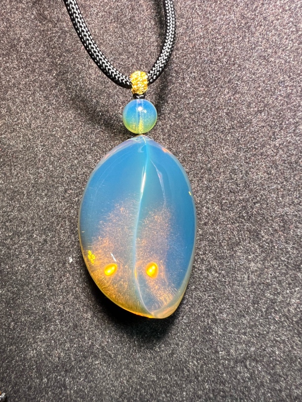 天然缅甸琥珀柳叶形吊坠