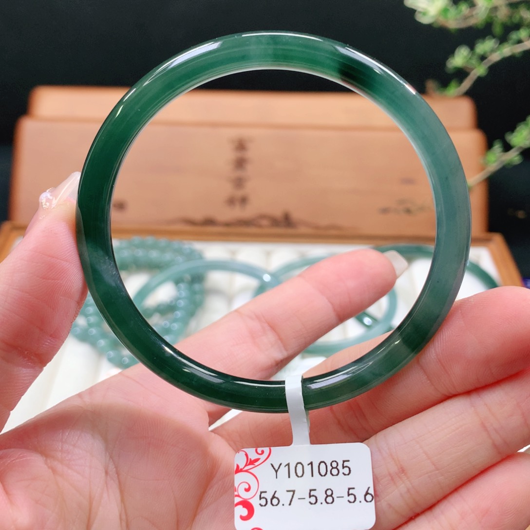 翡翠手镯未镶嵌天然