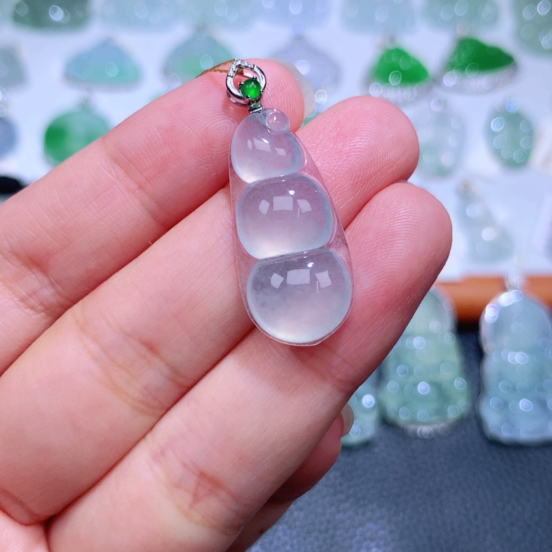 颈饰18K金镶嵌翡翠福豆