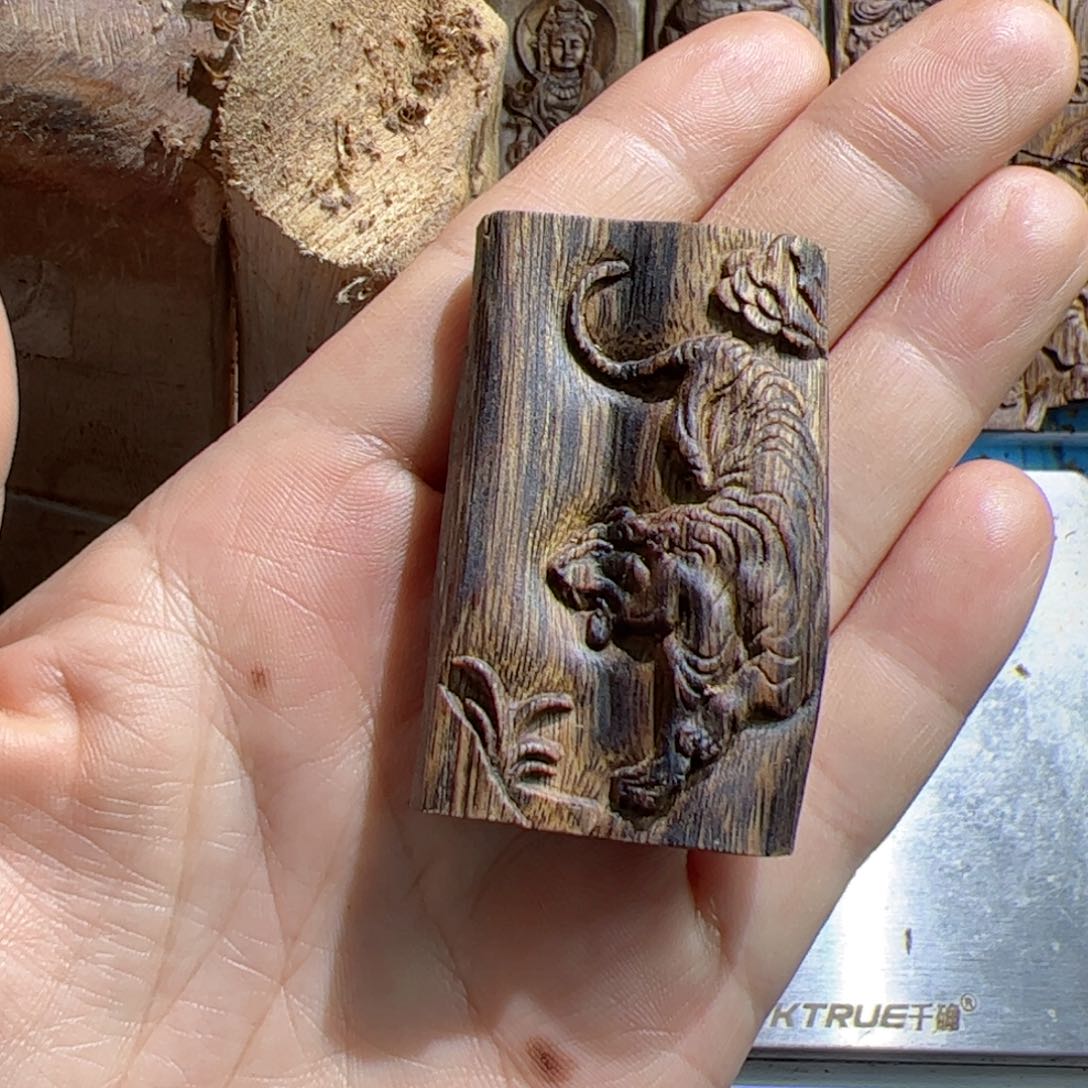 沉香吊坠白棋虎牌11.4克