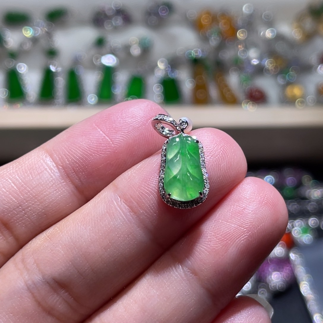 翡翠吊坠(不含链)18K金镶嵌飘阳绿叶子滴溜万能扣吊坠