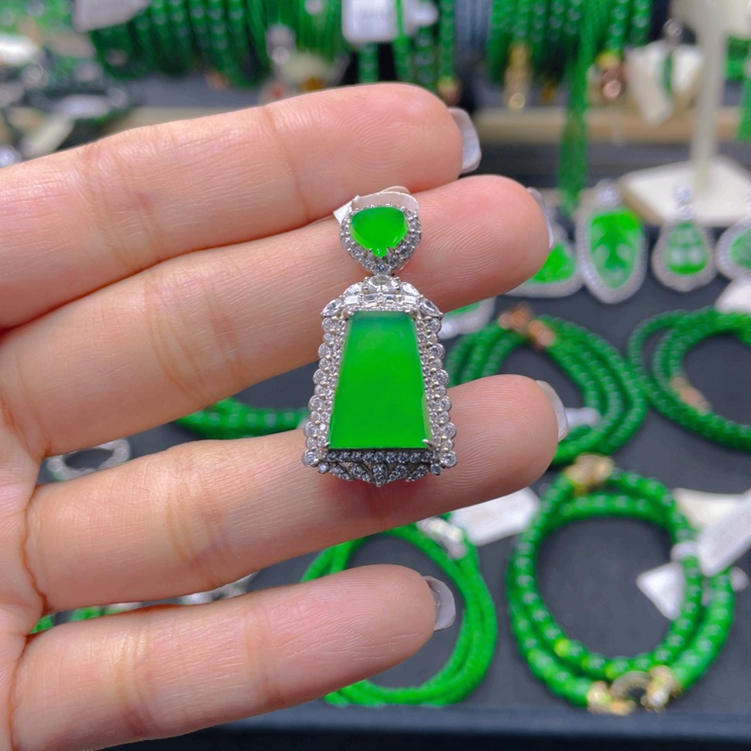 颈饰未镶嵌翡翠一刀切无事牌