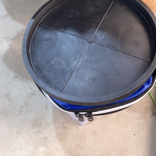 圆的活鱼桶一个。             