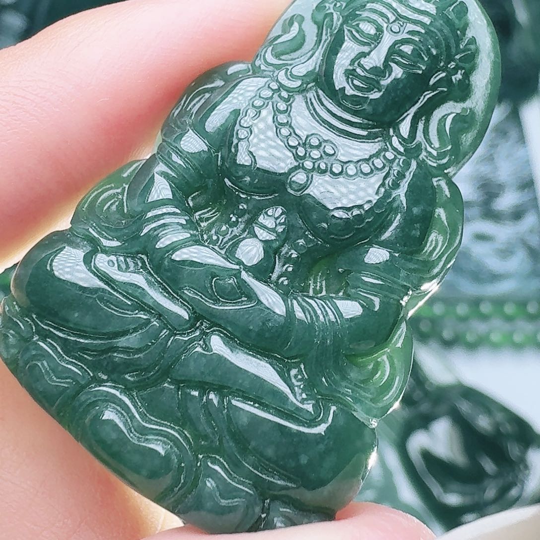 翡翠未镶嵌颈饰多样性发其一