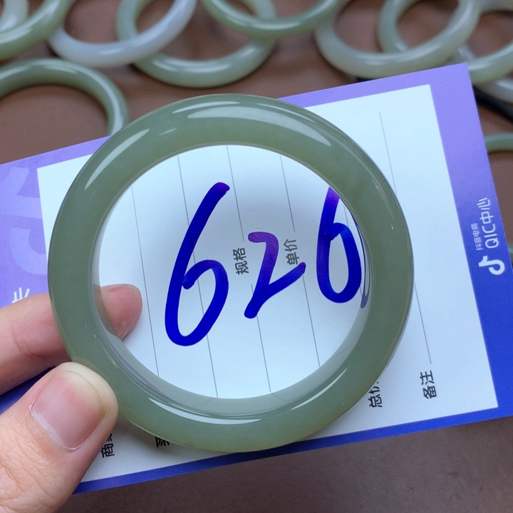 七***宝和田玉未镶嵌手镯