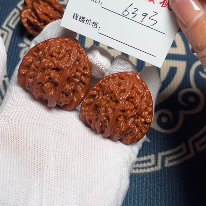 暮***冬小洁文玩核桃41三角白6393