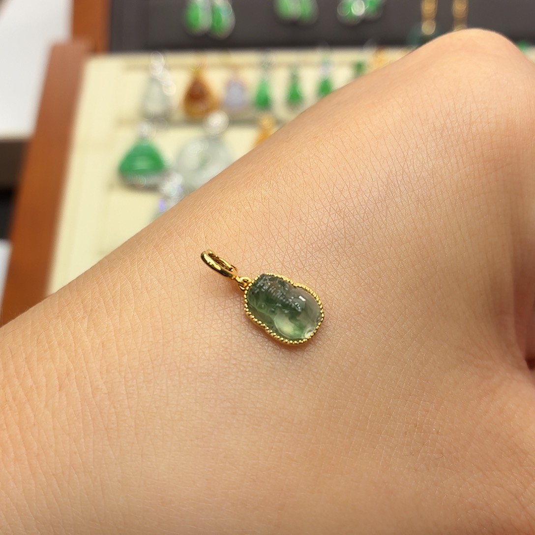 翡翠18K金镶嵌颈饰