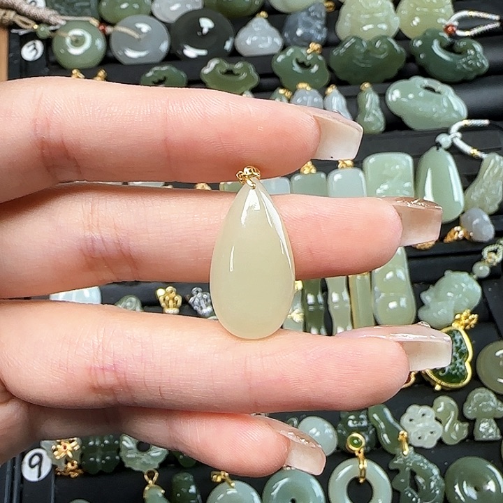 和田玉18K金镶嵌颈饰